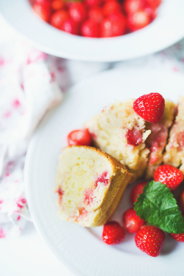 Somrig sockerkaka med jordgubbar och lime