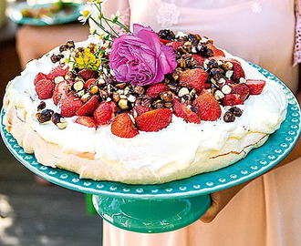 Pavlova med rabarbercurd och honungsrostade hasselnötter