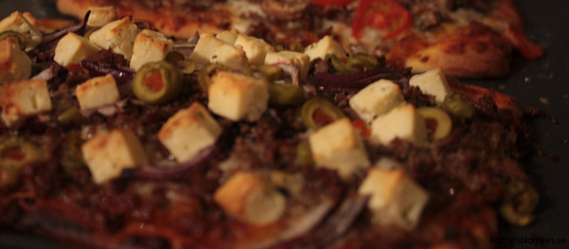 Köttfärspizza med oliver och fetaost