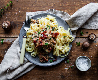 Pasta med krämig ädelostsås, soltorkade tomater och svamp.