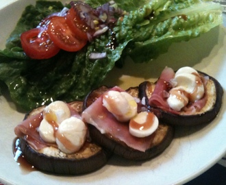 Ugnsbakad aubergine med parmaskinka och mozarella