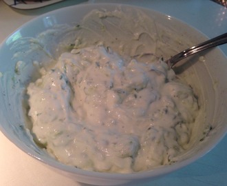 Fluffig tzatziki som smälter i munnen!