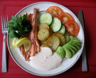 Varmrökt lax med citronstekta potatis och romsås