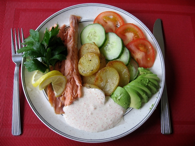 Varmrökt lax med citronstekta potatis och romsås