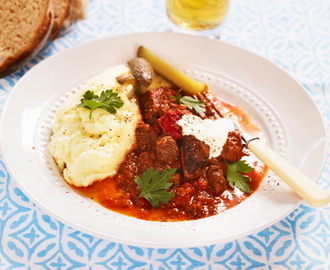 Ungersk gulasch med gräddfil och saltgurka