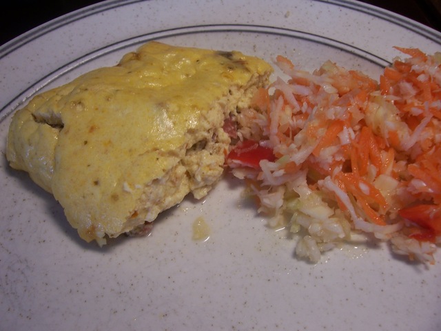 Omelett med salami, fetaost och röd pesto