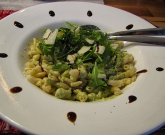 Julmatsrester - pasta med grönkåls- och ruccolapesto