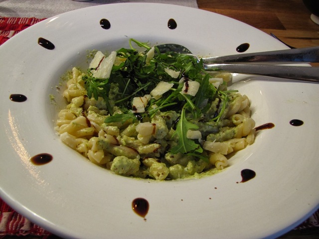 Julmatsrester - pasta med grönkåls- och ruccolapesto