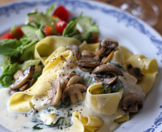 Pasta med gorgonzolasås och champinjoner