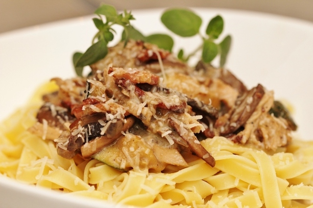 Smakfull pastasås med kyckling, svamp, squash och oregano