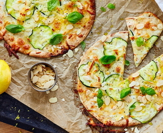 Pizza bianco med halloumi och zucchini