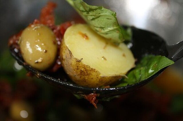 Greklan o Italien möts i en potatissallad