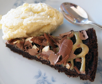 Glutenfri kladdkaka med dulce de leche, saltrostade mandlar, choklad och hemgjord vaniljglass