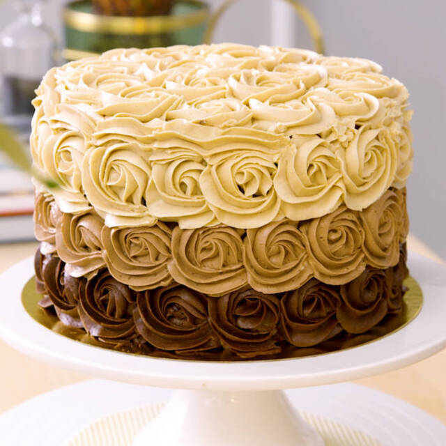 Ombre rosette cake – trefärgad chokladtårta