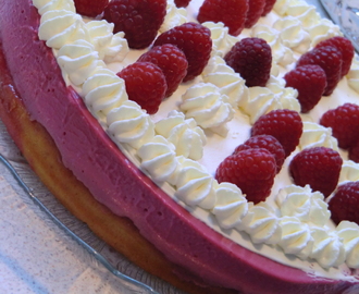 Mandeltårta med hallonmousse, mascarpone och färska hallon