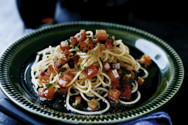 Spaghetti med kall tomatsås