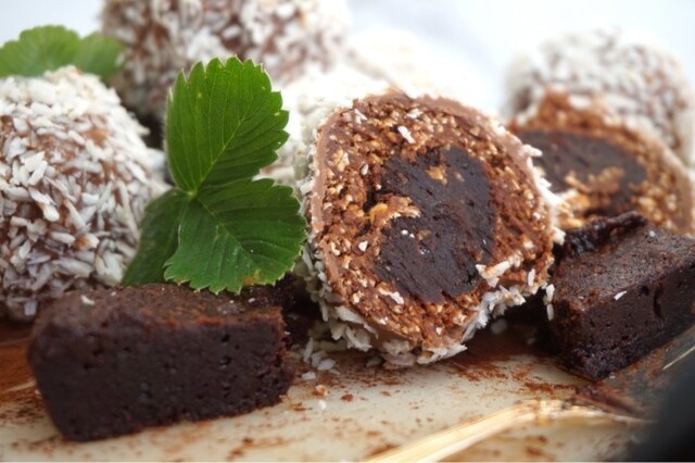 Browniefyllda chokladbollar med mjölkchoklad - Victorias provkök
