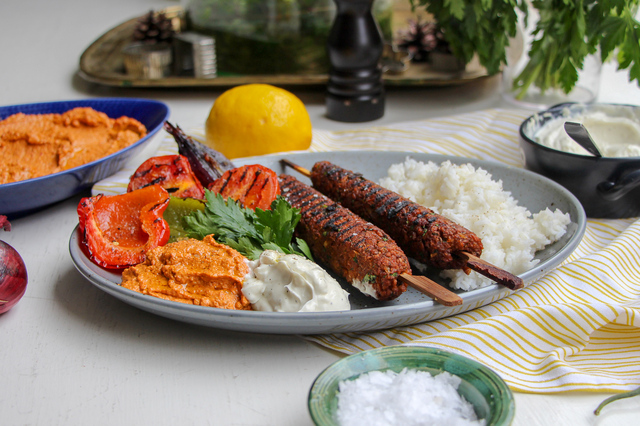 Veganska Turkiska kebabspett med muhammara och grillade grönsaker