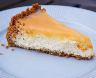 Krämig vit choklad cheesecake med kolatopping