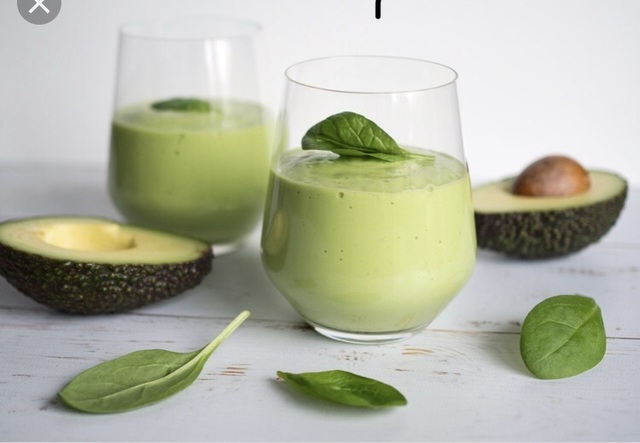 Grön smoothie med spenat och avokado