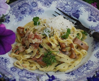 Pasta med bacon- och kantarellsås