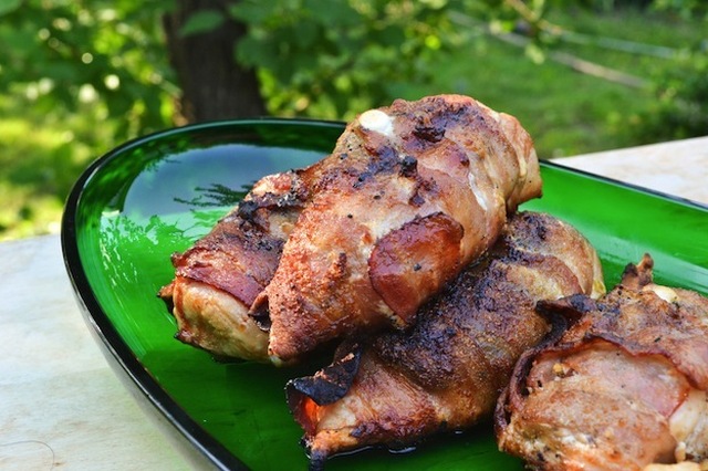 Baconlindade kycklingfiléer fyllda med salami och gorgonzola
