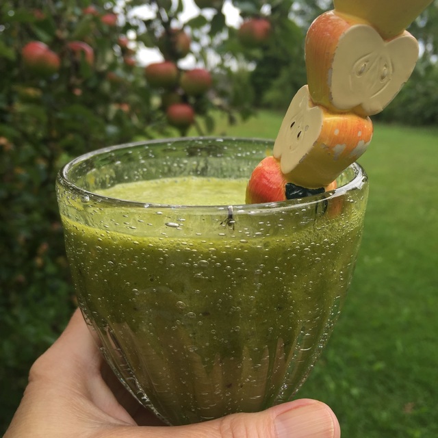 Powersmoothie - med finbladig grönkål, mango, päron, äppelmust, lime och havtornsjuice