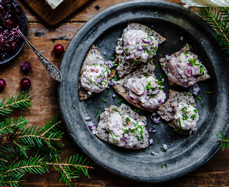 Julsnittar med krämig röra på senap, gräslök och vedrökt karré