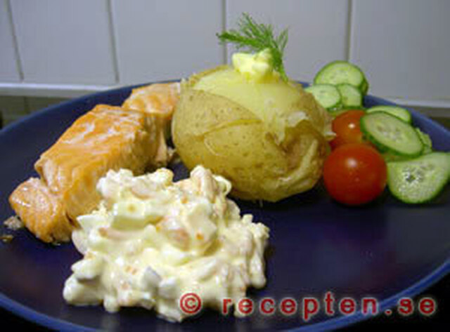 Laxfilé med bakad potatis samt ägg- och räkröra