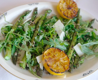 Sallad med grillad sparris och ugnsbakad dilltorsk