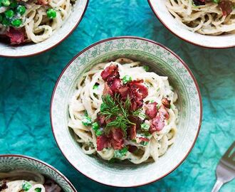 Pasta i mild blomkålssås med gröna ärtor och bejkon