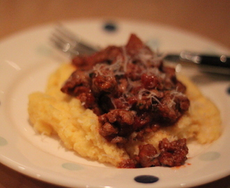 Snabbmat: krämig polenta med korvgryta