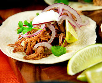 Pulled pork på rostat surdegsbröd med mango- och tomatsallad, smashed avokado och ingefärspicklad rödlök