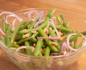 Sallad på haricots verts med rostade pinjenötter