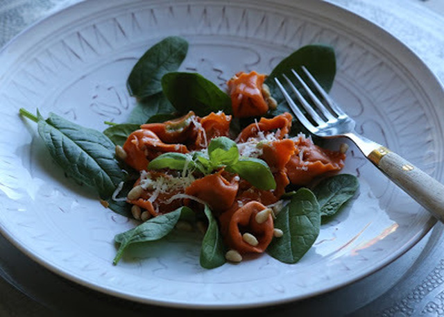 Egna tomattortellinis med basilika- och mozzarellafyllning