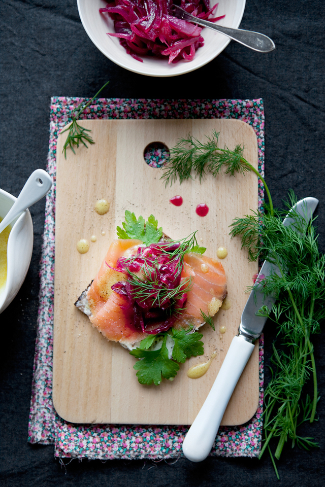 Smørrebrød med rökt lax, rödbetsfärgad karamelliserad rödlök & dijonvinägrett