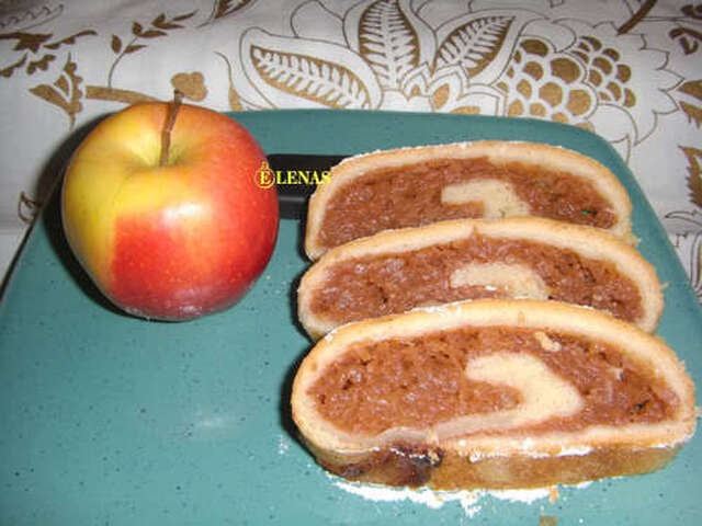 Ruladă cu mere/Rulltårta med rivna äpple