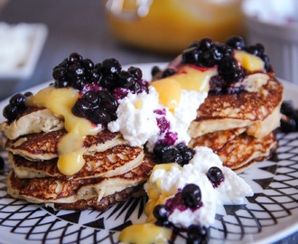 Ricottapannkakor med lemoncurd & blåbär