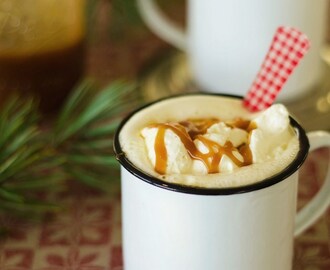 Hot White Chocolate with Salted Caramel, Vanilla and Dark Rum (Varm Vit Choklad med Vanilj, Karamellsås och Rom)