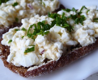 Kesoröra på grovt bröd till mellanmål och stekta äpplen med banan och kokos