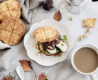 Helglyxfrukost med nybakta scones lchf