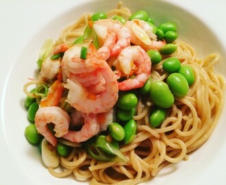 Pasta med parmesansås, soyabönor och chili- och vitlöksfrästa räkor