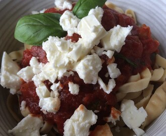 Tomatsås med basilika och fetaost 2 port