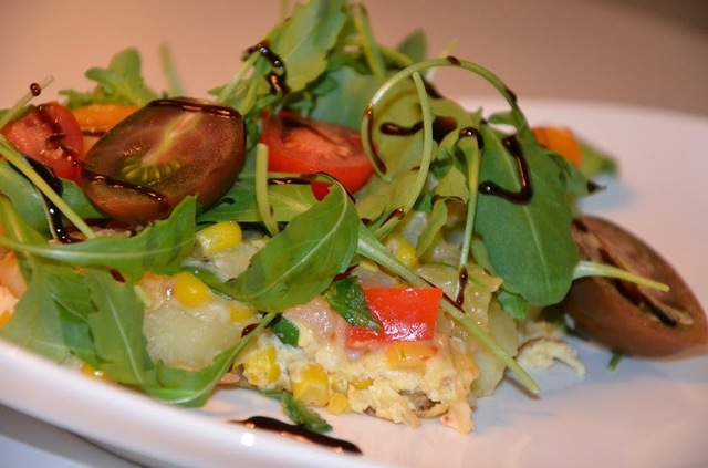 Vegetarisk omelett med ruccolatopping