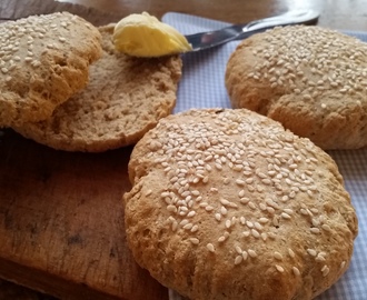 Scones (grahamsbröd) med sesamfrön