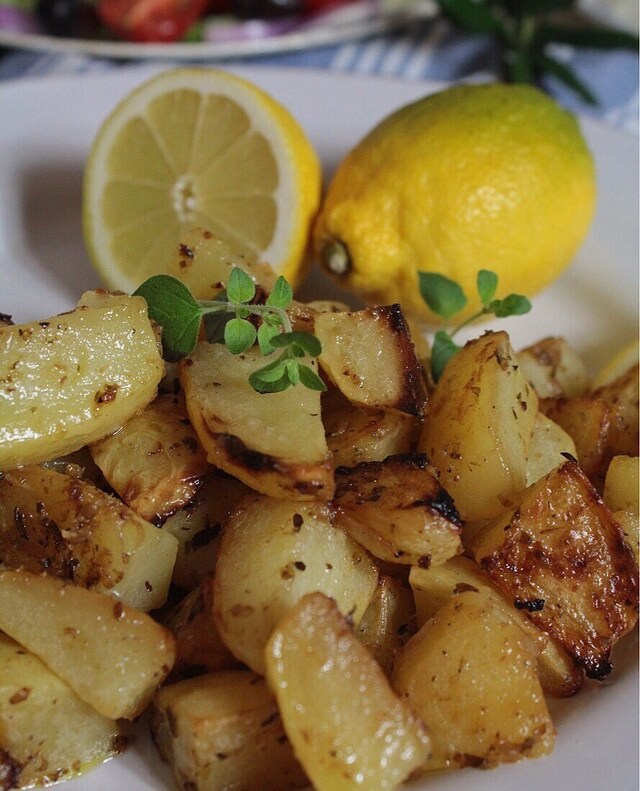Citron och vitlöksrostad potatis på grekiskt vis