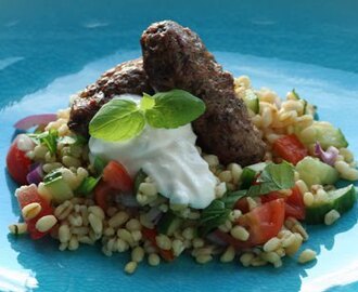 Kryddiga, orientaliska köttbullar med otrolig bulgursallad