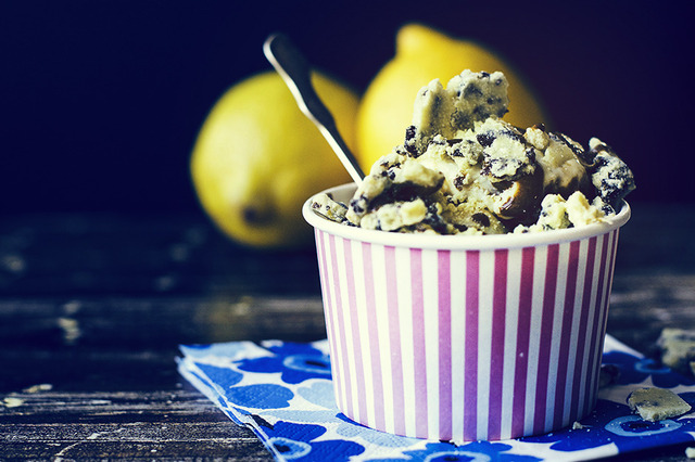 Citron kaseinglass med lakritssås och citron & lakrits chokladströssel