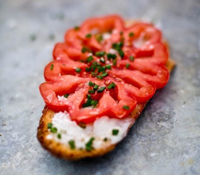 Fittamad – smörgås med tomat och klippt gräslök