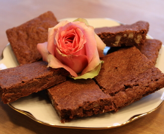 Kladdkaka med valnötter i långpanna